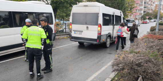 Kütahya’da Servisi Bırakıp Kaçan Ehliyetsiz Sürücüye ve Araç Sahibine Para Cezası